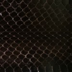 Cuir cobra teint marron foncé satiné