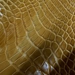 Cuir de croco marron clair satiné