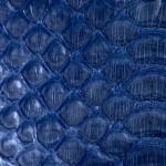 Cuir de serpent teint bleu roi
